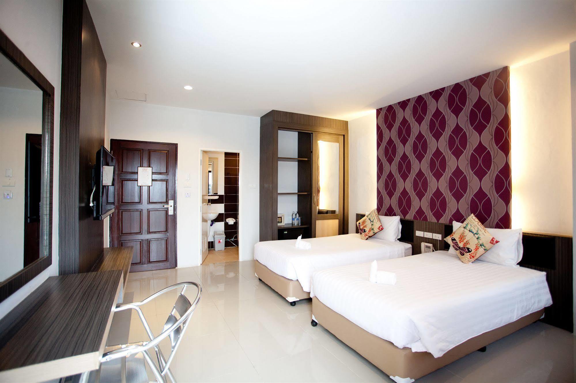 Chill Patong Hotel Exterior photo