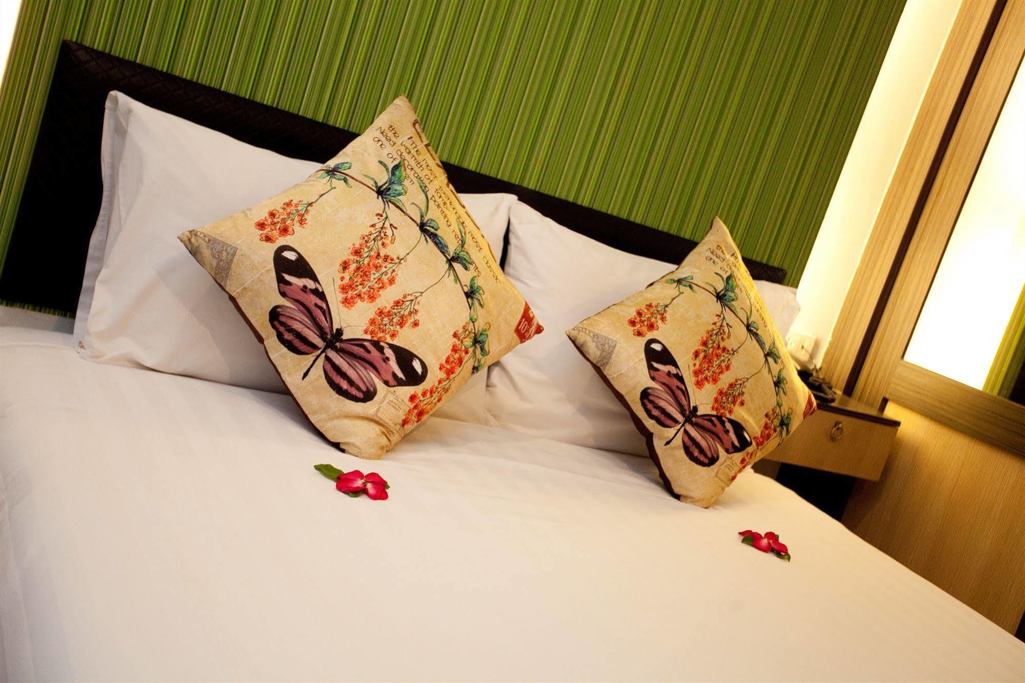 Chill Patong Hotel Exterior photo